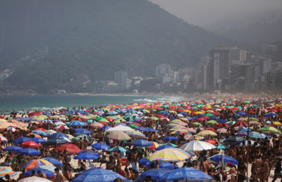Praia de Ipanema, na Zona Sul do Rio, fica tomada por banhistas no domingo (13)