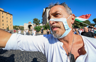 Homem protesta em Roma contra a obrigatoriedade do uso de máscaras