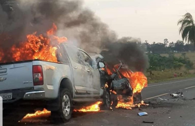 Em razão da violência da colisão os veículos envolvidos no acidente na BR-060 se incendiaram