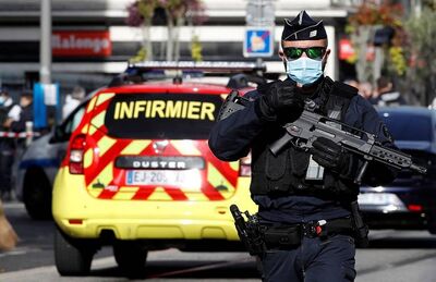 Policial francês coordena bloqueio após o ataque em Nice, na França.