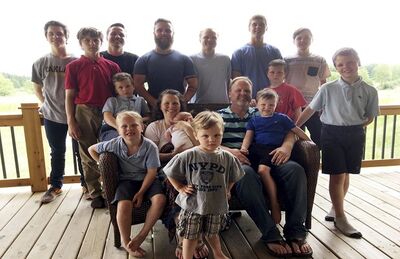 Família Schwandt em sua fazenda no Michigan com seus 14 filhos homens, em foto de março de 2018