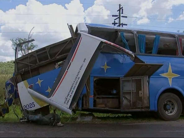 Acidente entre ônibus e caminhão deixou dezenas de mortos em rodovia de Taguaí (SP) — Foto: Reprodução/TV TEM