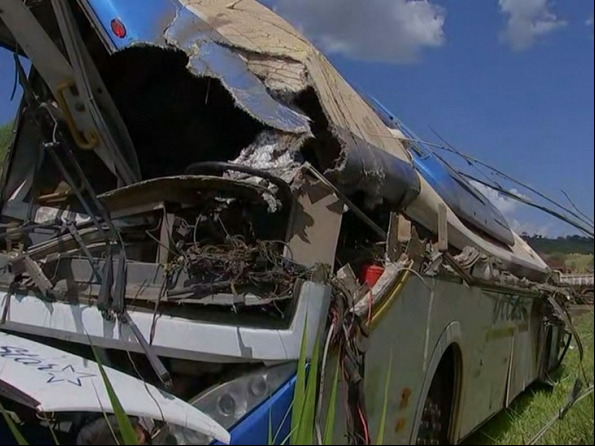 Ônibus destruído após acidente em Taguaí, SP — Foto: AP Photo/Juliano Oliveira