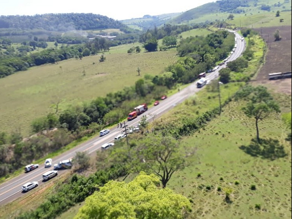 Acidente entre ônibus e caminhão deixou dezenas de mortos em rodovia de Taguaí (SP) — Foto: Helicóptero Águia/Polícia Militar/Divulgação