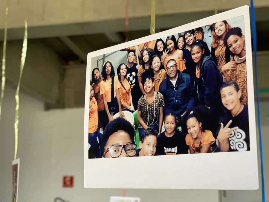 Alunos do projeto 'Eu posso ser poeta', de Lidiane Lima, uma das vencedoras do prêmio Educador Nota 10: aprender sobre cultura e história afro-brasileira muda a auto-imagem dos alunos.