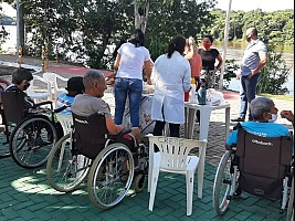 Idosos da Casa Lar de Coxim participaram de piquenique na Praça do Flutuante. Foto: Divulgação