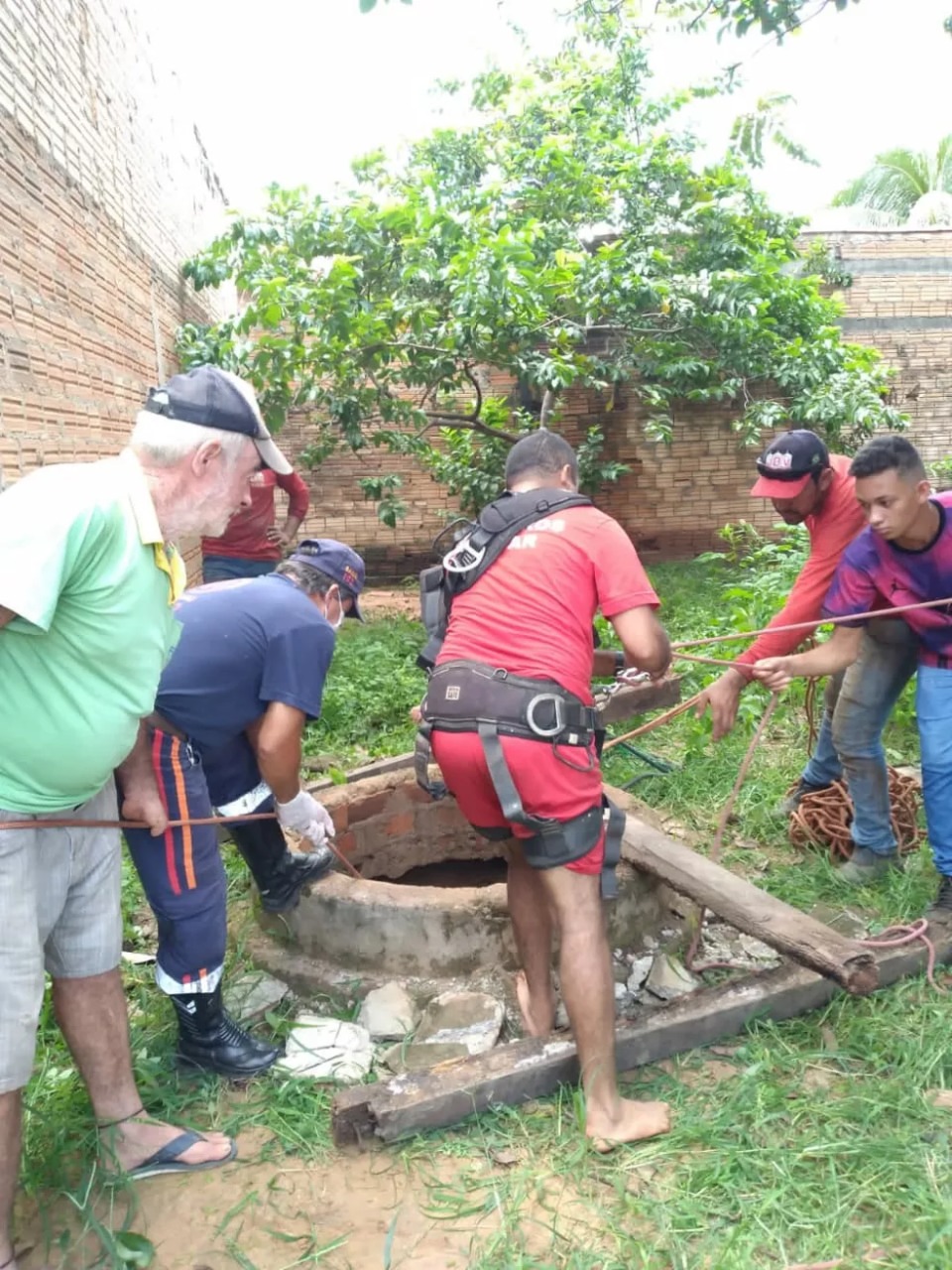 Os bombeiros usaram vários equipamentos para resgatar as mãe e a criança. 