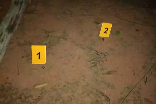 Perícia encontrou duas cápsulas de pistola 9 mm no quintal onde Maikel foi morto. Foto: Sidney Assis