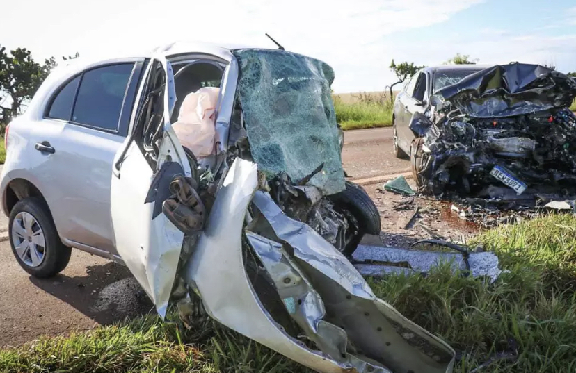 Frente dos veículos ficou destruída e vítimas morreram presas às ferragens. (Foto: Henrique Kawaminami) 