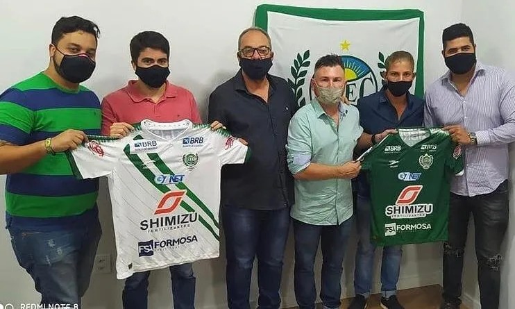 Marcelo Lucas aparece no centro da foto segurando a camisa verde do Formosa (DF). Foto: Divulgação