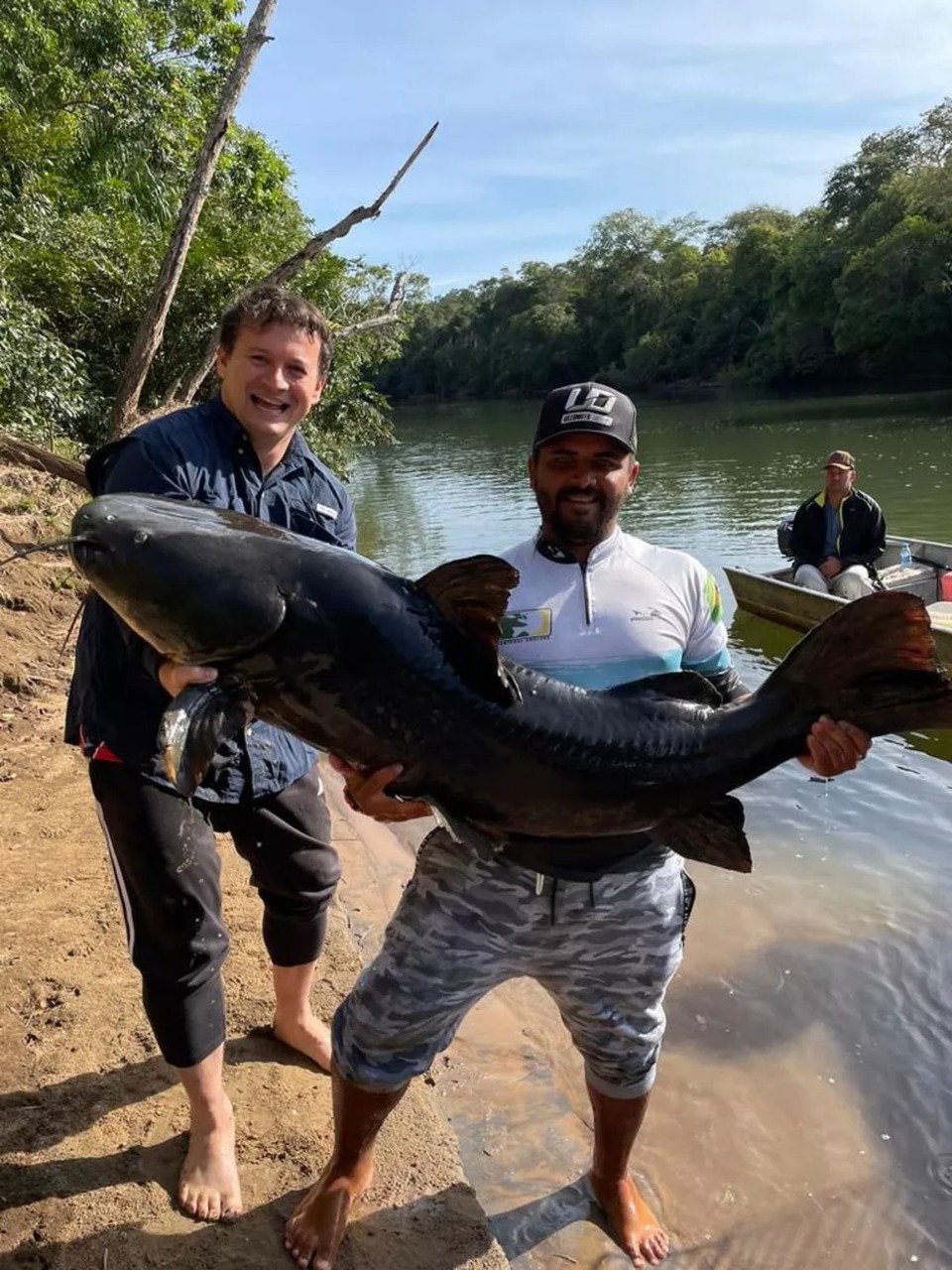 Animal da espécie jaú foi pescado no rio Miranda, em Bonito. Foto: Reprodução/ Arquivo Pessoal