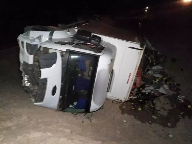 Com a força do impacto caminhou tombou e garrafas de refrigerantes esparramaram à margem da pista. Foto: Sidney Assis