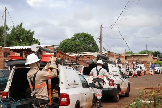 Avenida foi tomada por funcionários da concessionária nesta manhã (Fotos: Henrique Kawaminami)