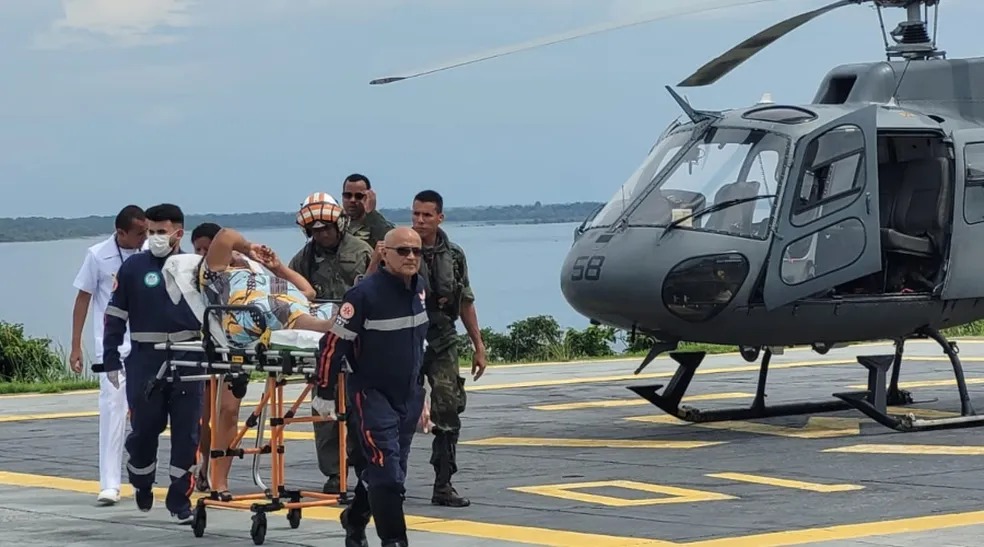 Helicóptero da Marinha fez o resgate da pescadora no Rio Negro. Foto: Divulgação/Marinha