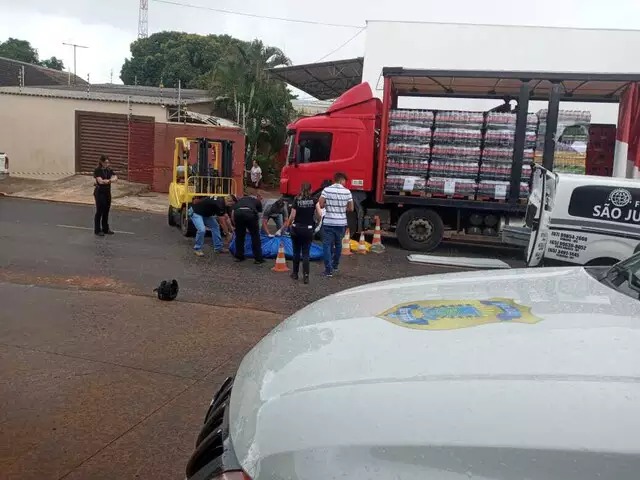 Equipes da Polícia Civil e da Perícia fazendo a retirada do corpo de Gilmar. Foto: Sidney Assis