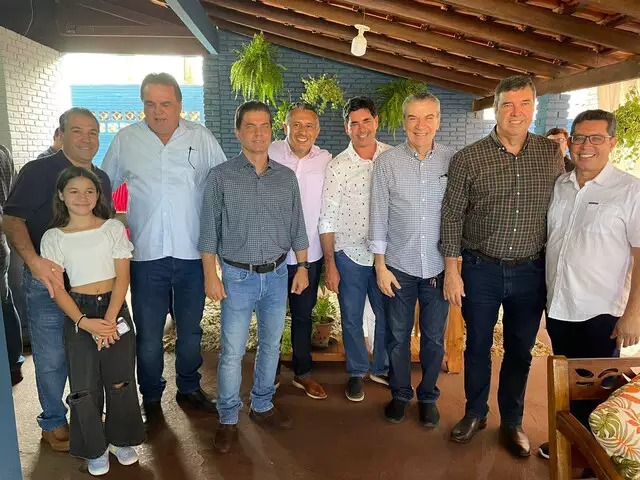 Riedel e Corrêa com lideranças locais, incluindo o prefeito de Maracaju, o terceiro à esquerda. - Foto: Hosana de Lourdes/TudodoMS