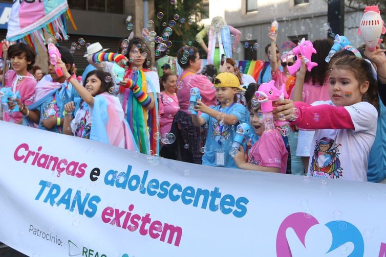Crianças e adolescentes trans participam da 27ª Parada do Orgulho LGBT+ na Avenida Paulista. Rovena Rosa/Agência Brasil