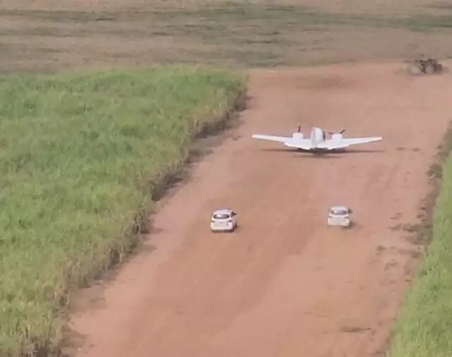 Avião com cocaína logo após pouso forçado em pista de terra. Foto: Divulgação