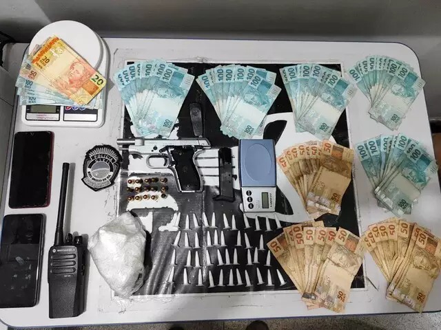Drogas, cédulas de dinheiro, arma, munições e outros objetos apreendidos. (Foto: Divulgação/Polícia Civil)
