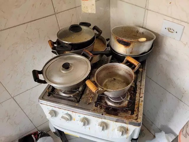 Fogão com panelas abertas e sujas dentro do apartamento onde crianças moravam (Foto: Divulgação/GCM)