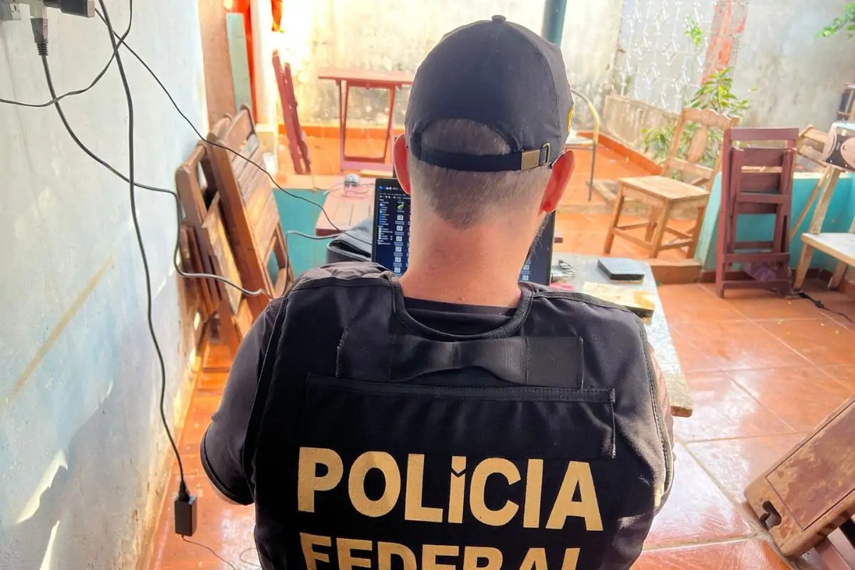 Policiais durante busca e apreensão em Ponta Porã. (Foto: PF)