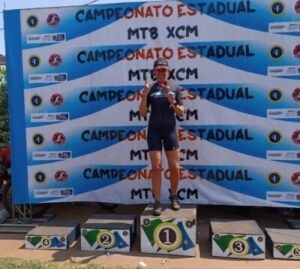 Carol recebendo a medalha. Foto: Divulgação AssCom PMC