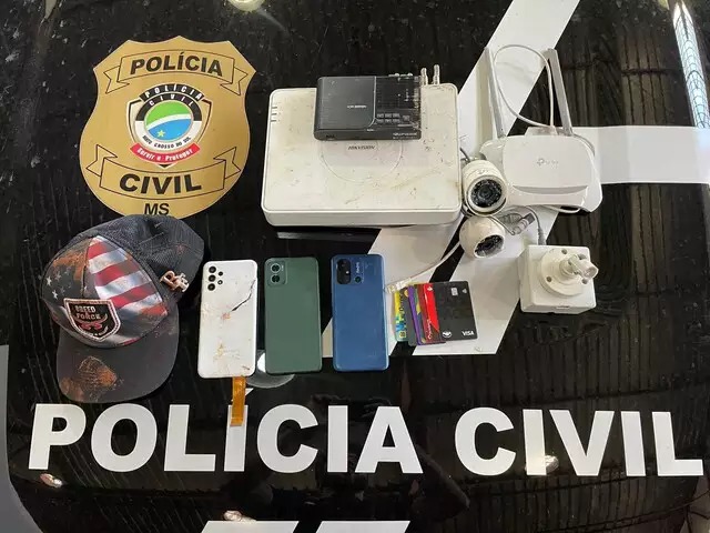 Equipamentos de sistema de segurança, cartões bancários da vítima e celulares foram apreendidos pela polícia. (Foto: Divulgação Polícia Civil)