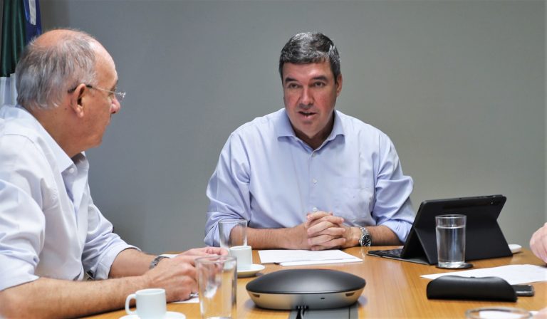 Governador ao lado do secretário Hélio Peluffo. Foto: Saul Schramm