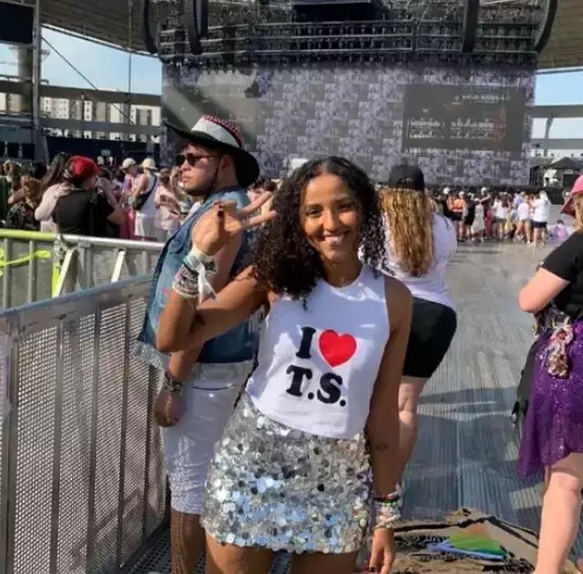 Ana Clara Benevides no local do show de Taylor Swift, horas antes da morte (Foto: Reprodução das redes sociais)