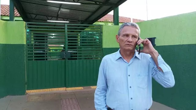 O diretor Valtedon Martins, enquanto falava com a reportagem pelo telefone. (Foto: Sidney Assis)