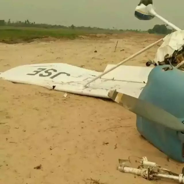 Asa da aeronave ficou destruída com impacto. (Foto: Direto das Ruas)