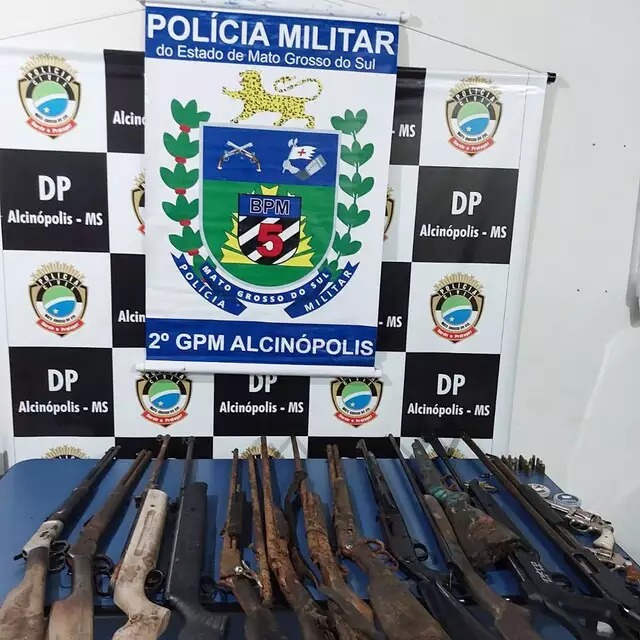 Armas encontradas em cômodo da casa onde ocorreu feminicídio. (Foto: Direto das Ruas)