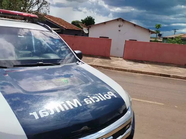 Viatura da PM em frente ao imóvel alugado por facção criminosa. Foto: Sidney Assis