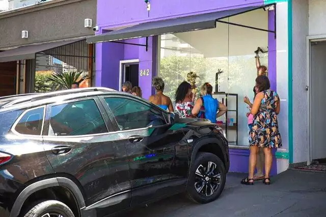 Pequena fila formada em frente ao sex shop para retirada de brinde. Foto: Henrique Kawaminami