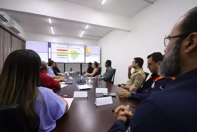 Participantes durante reunião convocada pela Coordenadoria Estadual de Proteção e Defesa Civil para discutir aumento de casos de dengue em MS. Foto: Divulgação
