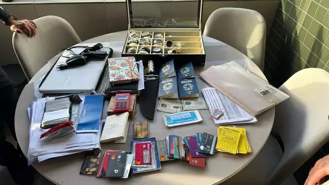 Cartões, passaportes e relógios apreendidos em operação. Foto: Divulgação