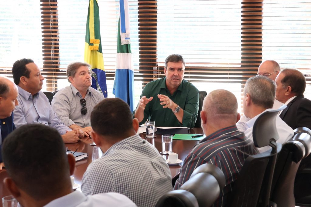 Governador em reunião com as principais lideranças de Coxim.  Foto: Álvaro Rezend