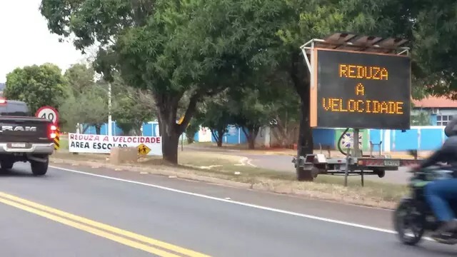 Painel eletrônico foi improvisado à frente da faixa na semana passada. (Foto: Divulgação)