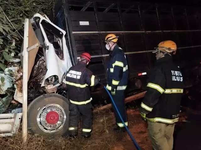 Cabine de caminhão destruída após acidente e bombeiros no local. Foto: Sidney Assis, de Coxim