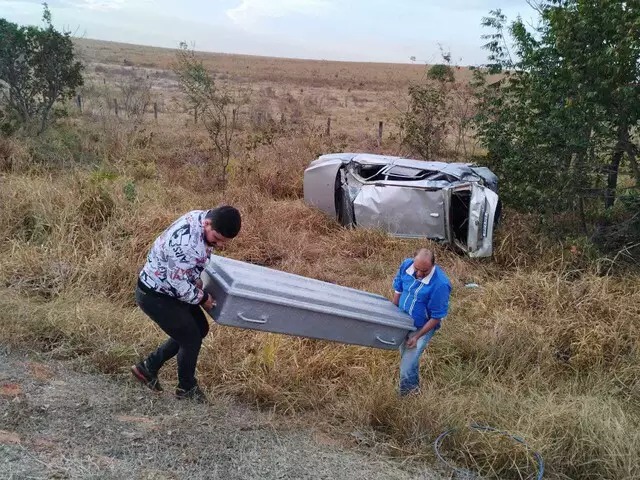 Funerária saindo do local com a vítima fatal. (Foto: Campo Grande News)