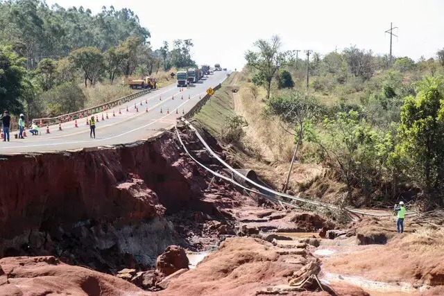 Estrutura abaixo da rodovia foi comprometida. (Foto: Henrique Kawaminami)