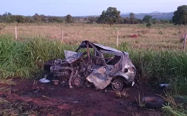 Ford KA ficou completamente destruído após pegar fogo. Foto: Infoco MS