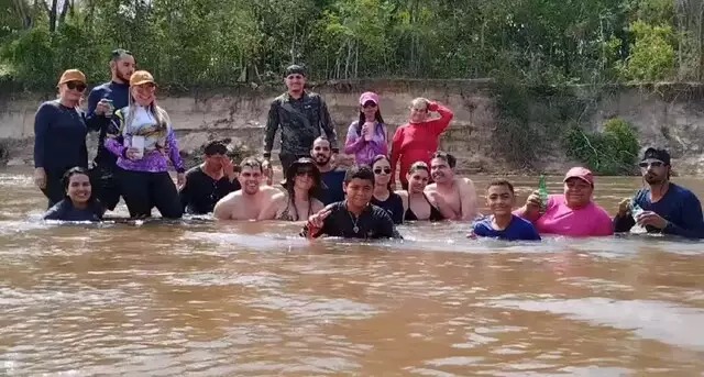 Durante o passeio, há pausas para contemplação da natureza e banho de rio. Foto: Arquivo Pessoal