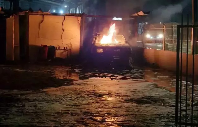 Momento em que o veículo pegava fogo. Foto: Direto das Ruas