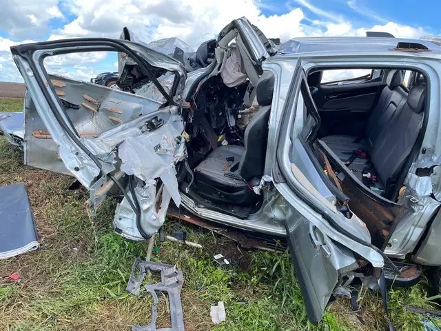 Caminhonete ficou totalmente destruída após acidente. Foto: Sidney Assis, de Coxim