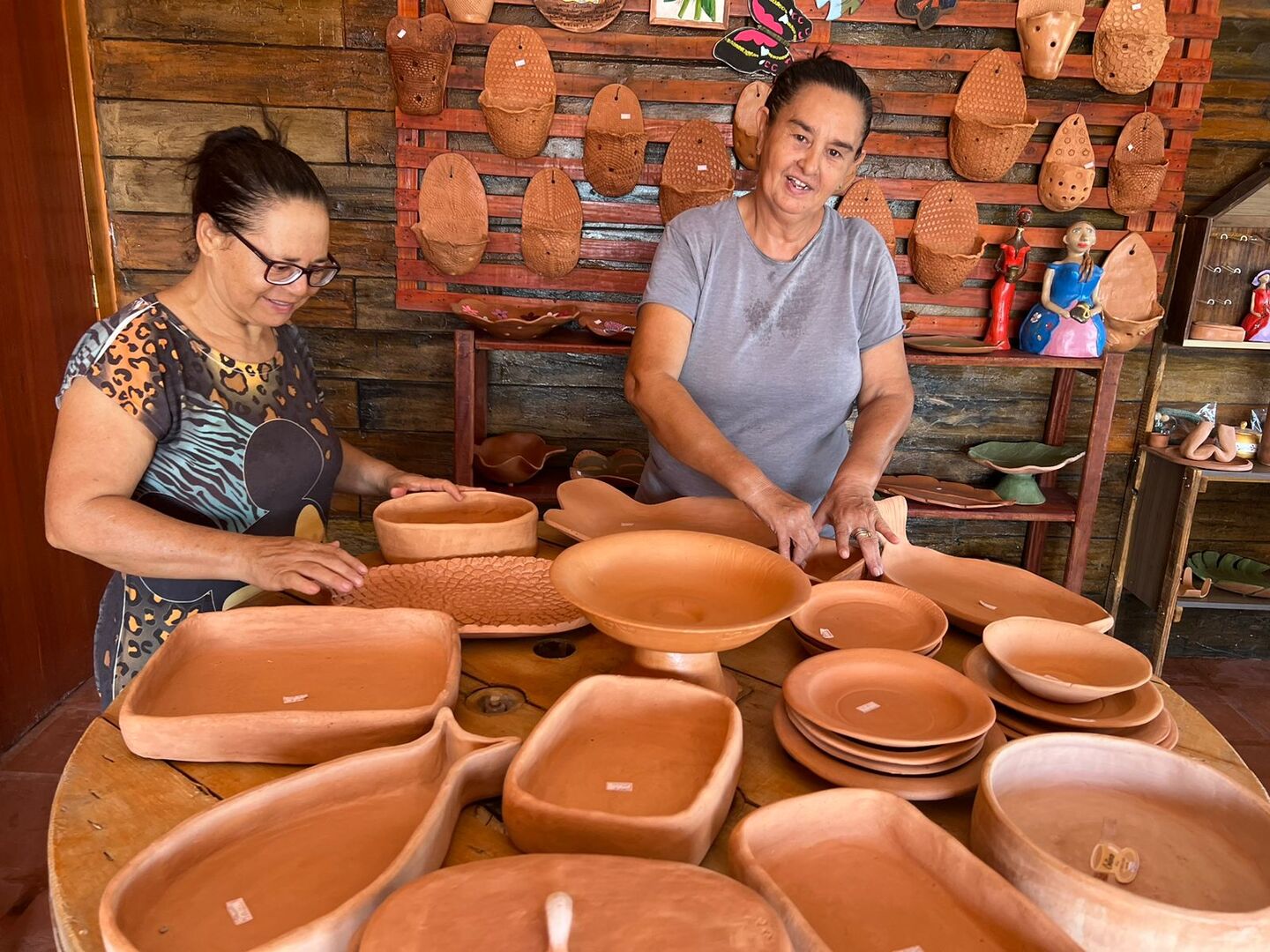 Lucinha e Flora, artesãs associadas.