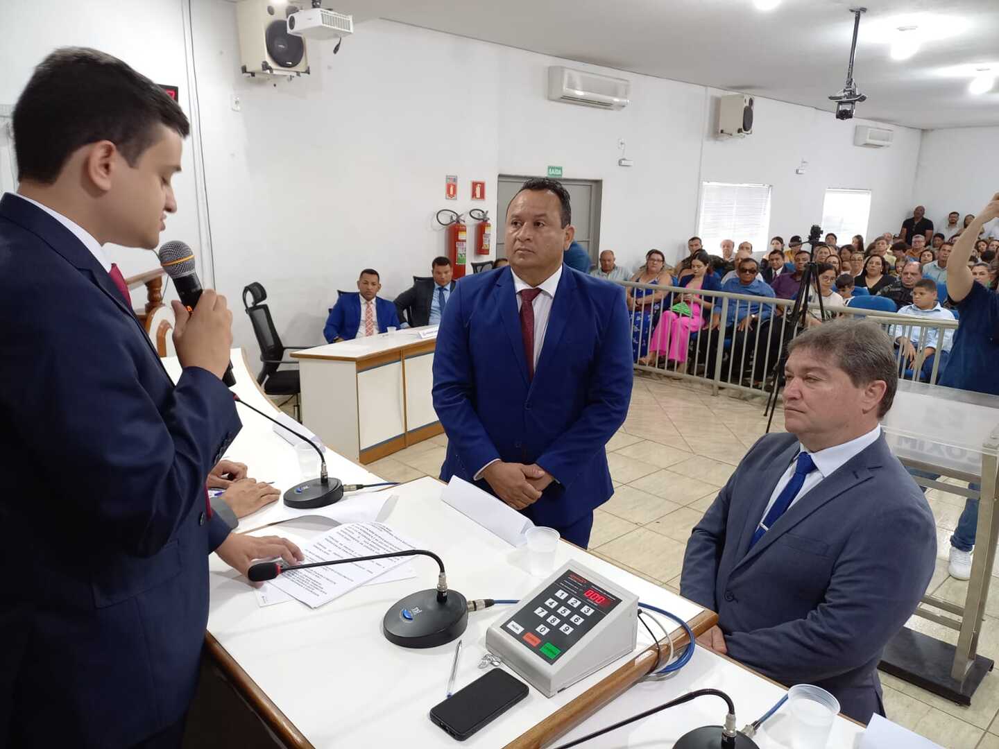 Edilson Magro e Flávio Dias são empossados prefeito e vice-prefeito. Foto: Valdeir Simão/Diário X