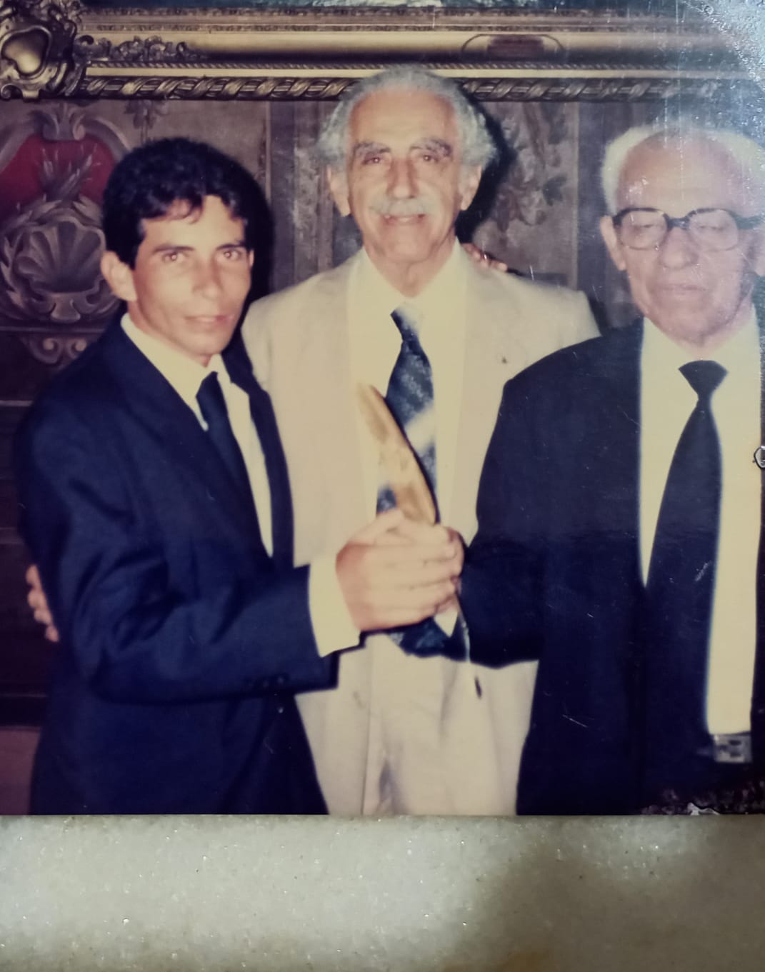 Valdeir, Alberto Mansur e convidado, no Palácio do Lavradio (Rio de Janeiro), com a pena (caneta) de ouro que a Princisa Isabel assinou a Lei Áurea. Foto: Arquivo Valdeir Simão