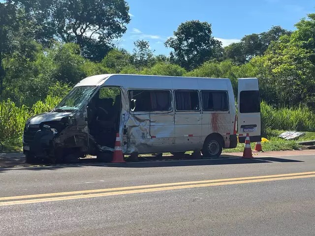 Situação em que ficou van depois de acidente. Foto: Sidney Assis, de Rio Verde de MT/MS