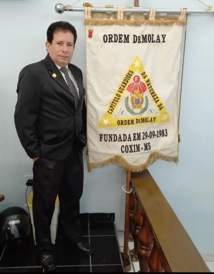 Valdeir Simão com o estandarte do Capítulo de Coxim.